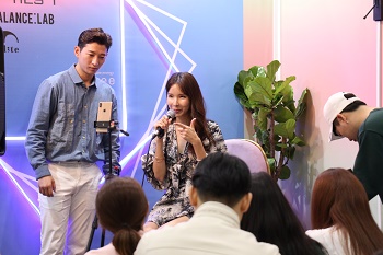 Visitors of C-festival are watching a talk show at Get it Beauty Con. Photo by Ko Yu-seon.