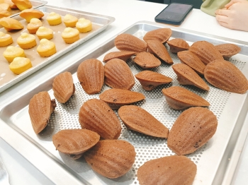 Ewha Bagel, a baking club bakesmadeleines ahead of the DaedongFestival.Photo provided by Ewha Bagel