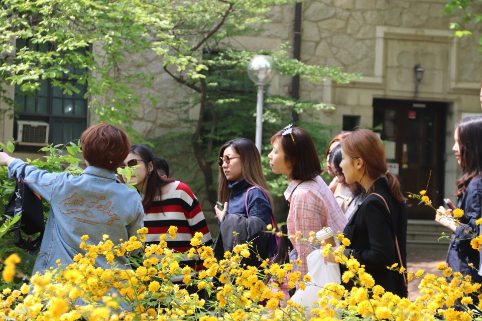 During their visit, alumnae are shown new ways to look at the university through various tours such as introduction on flowers on campus. Photo by Park Jae-won.