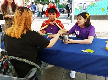 Attendees experiencing booths at the “Straw Out Movement Kick-off Event”held by TongGam. Photo by Ahn Chee-young.