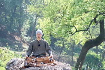 Chaehwan TV uploads daily meditation videos to YouTube to help viewerspractice techniques simultaneously with instructor Chaehwan.Photo provided by Chaehwan TV.