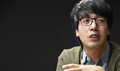 oo Won-gyu, author of “Made in Gangnam,” shows the other side of the so-called democratic country, Korea, through his novel.  Photo provided by Joo Won-gyu.