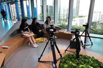 Han Hye-kyung is sitting in the middle at SBS Hall, doing an interview for SUBUSU NEWS. In front of her is her guide dog. Photo provided by Han Hye-kyung.