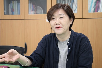 Chairman Ahn Hye-yeon says one’s work life is not an option that can be eliminated by the responsibilities of being a part of a family.  Photo by Heo Sol.
