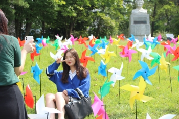 Pinwheels placed on the lawn in front of Hak-gwan. Photo by Ko Yu-seon