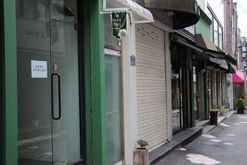 The Ewha 52nd street is filled with for-lease signs and vacant stores. Photo by Heo Sol.