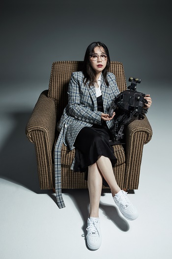 Lee Se-ri poses with her robot.Photo provided Lee Se-ri.