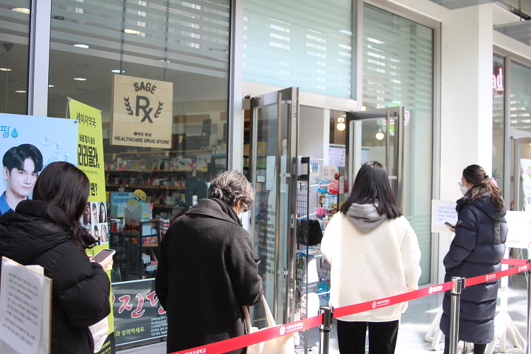 Students waiting to buy masks at ECC pharmacy to fight the novel coronavirus.Even before the semester begins, people are lining up in front of the ECC pharmacy to get masks accordingto the mask rationing system announced by the government.Photo by Ko Yu-seon.
