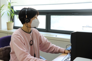 Ewha Student Counseling Center providing a telephone counseling service to assist students suffering from psychological anxiety.  Photo by Park Jae-won.