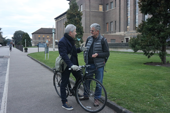 Turning space into a place: Faculty of History professors SaulDubow (left) and Christopher Clark (right) chatting in frontof the Cambridge University Library. Photo by Ryu Seo-yeon