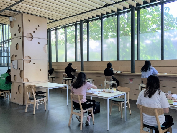Students who live in the dormitory and nearby staff are enjoying their lunch while keeping social distanceto avoid the spread of COVID-19. Photo by Shen Yu-yan.