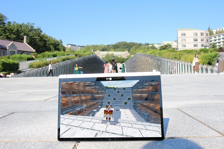 A Ewha student built Welch-Ryang Aditorium and ECC by using a single block in 'Minecraft Survival'. She uploadedit on communication system with "I built it to fresh students who never visit Ewha campus". Others were supriseddetailed creating. Photo by Heo Sol.