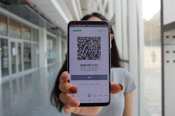 QR code check-in system must be used to those who wish to use publicfacilities such as cafés and restaurants. Photo by Heo Sol