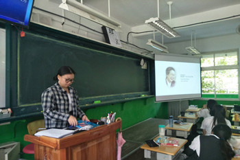 Truong Thuy Quynh, previous member of International StudentAmbassador is showing a promotional video at her Vietnamese highschool. Photo provided by Truong Thuy Quynh.