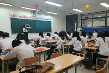 Huang Tzu Tung, one of the International Student Ambassadors, gives anintroductory presentation in her Taiwanese high school.Photo provided by Huang Tzu Tung.