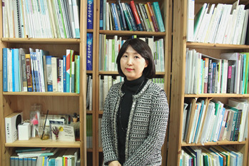 Professor Chun Jong-serl’s report on developing the standardized tools to measurecyberbullying has been published in “Computers in Human Behavior,” a renownedscholarly journal examining computers from a psychological perspective.Photo by Ko Yu-seon