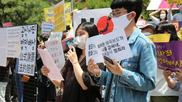 A group of Koreans gathered at Harvard Yard to demand an apology from Ramseyer. Photo provided by Harvard Crimson.