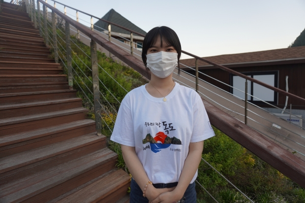 Jang MiSeon, a reporter in DJU NEW, makes the attempt to step foot on Dokdo for the third time. Photo by Cho Su-hui.