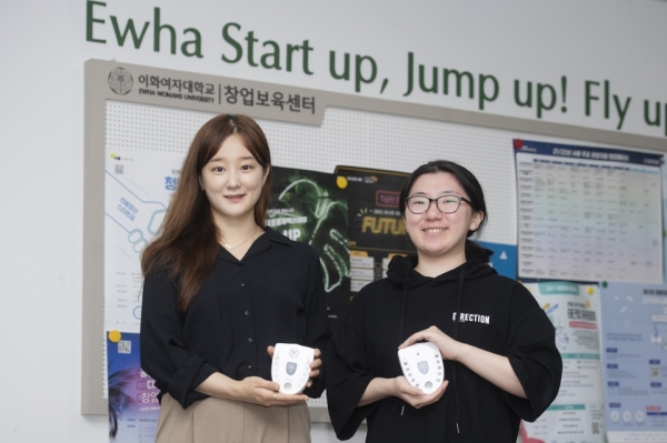 Uniuni’s CEO Han Soo-yeon(on left) develops Savvy, a system aimingto eradicate illegal filming in public restrooms.Photo provided by Han Soo-yeon