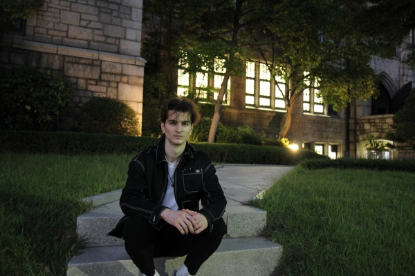 Nathan Chiciudean, a third-year student from the University of Sussex, studies mathematics and economics at Ewha. Photo by Han Jun-hee.