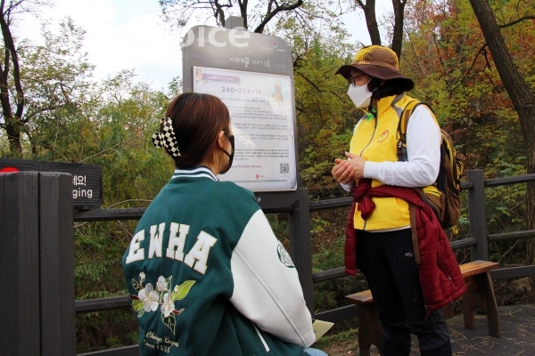 Kim Mi-kyung, the commentator of the Seodaemun-gu women-friendlytheme road YEOGI-ro stamp tour explains the history of comfort women.Photo by Shen Yu-yan