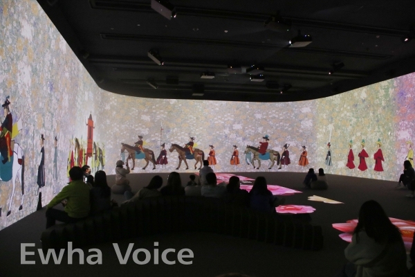 Sixty meter wide and five meter high panoramic screen makes the historical exhibitions moreauthentic. Photo by Shen Yu-yan