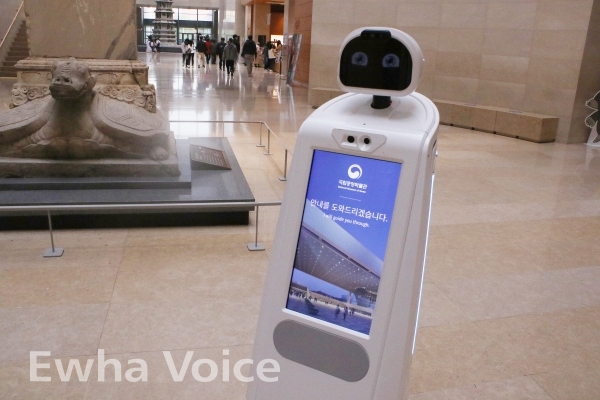 AI-based robot docent QI guides visitorsthrough the museum. Photo by Shen Yu-yan