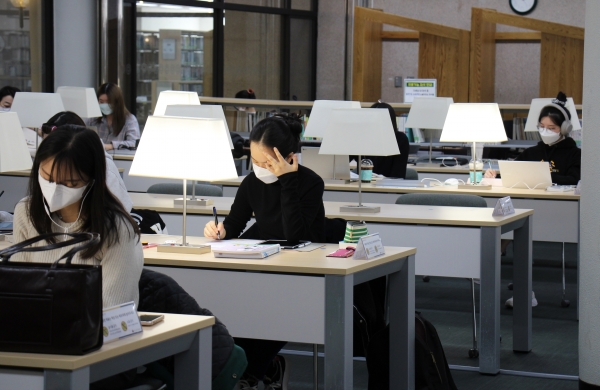 The third floor of the Ewha Centennial Library offers a wider variety of studying spaces for students at Ewha afterthe renovation. Photo by Juanita Herrera Padilla