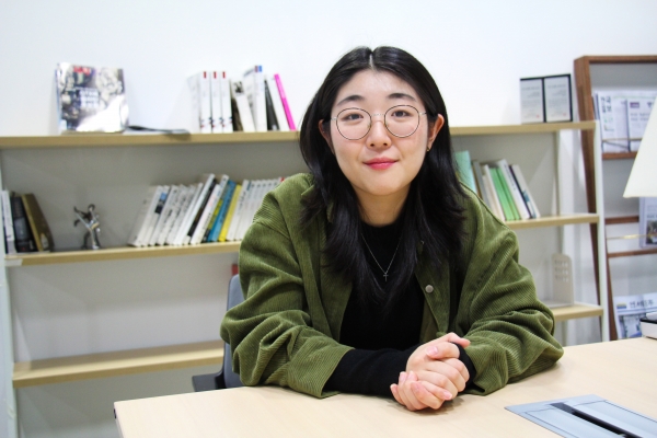 Kim Euny, a sophomore from the Division of International Studies, lived in four different countries including South Africa, Zimbabwe, India, and Korea. Photo by Juanita Herrera Padilla.