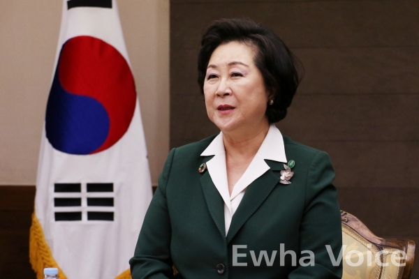 President Kim Eun mee is sitting down with Ewha Voice, Ewha Weekly, and EUBS in her reception room to reflect on her first year as President. Photo by Shen Yu-yan