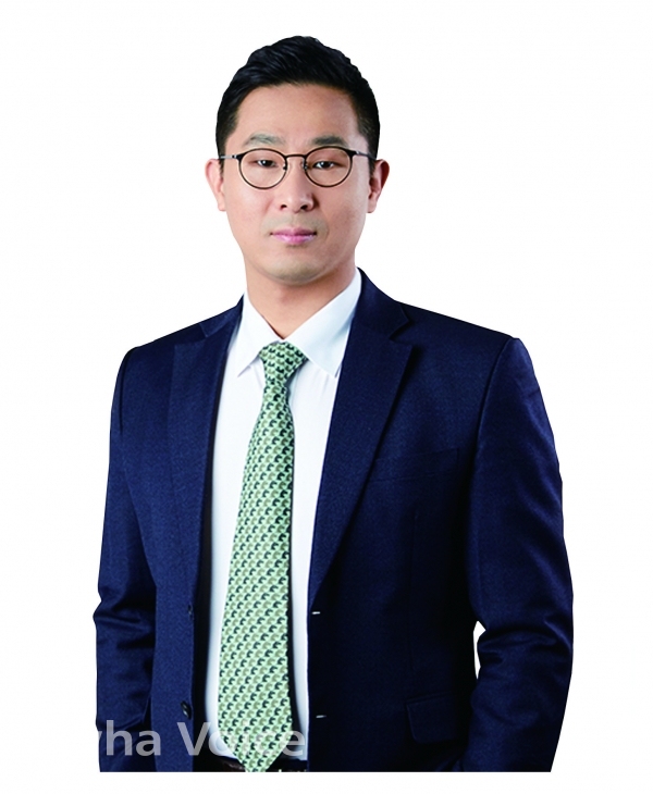 Oh Jeong-ik is a lawyer specializing in theformation and consulting of artificial intelligencelaws in the accelerating age of 4th IndustrialRevolution.  Photo provided by Oh Jeong-ik