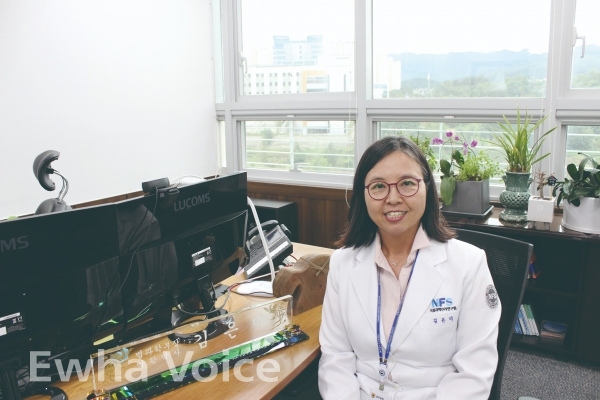Kim Eun-mi, an Ewha alumna working at the National Forensic Service,has been promoted to director general in the forensic science department.Photo provided by Kim Eun-mi
