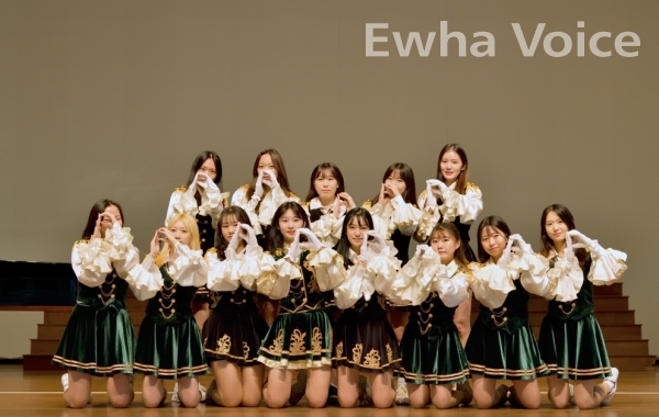 PYRUS, the cheerleading team of Ewha, performs in person in two years.Photo by Im Jung-hyun