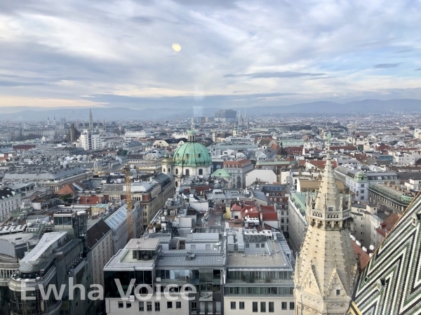 Vienna, the capital of Austria, is an excellent travel destination for theholidays. Photo by Jo Sungmin