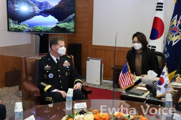Yun Yeji, an Ewha alumna from the Department of German Language andLiterature, has been serving as a language specialist at the United StatesForces Korea. Photo provided by Yun Yeji