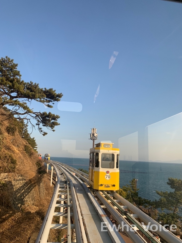 Haeundae Blue Line Park, built through redevelopmentof the old railway, has become Busan’s key touristattraction. Photo by Park Chae-youn