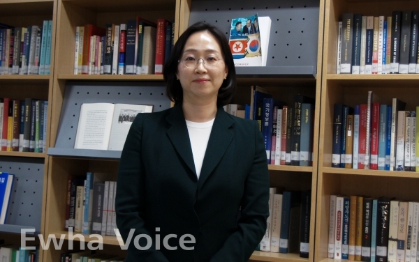 Professor Hyo-young Lee shares her thoughts on the U.S.-China conflict. Photo by Sohn Chae Yoon