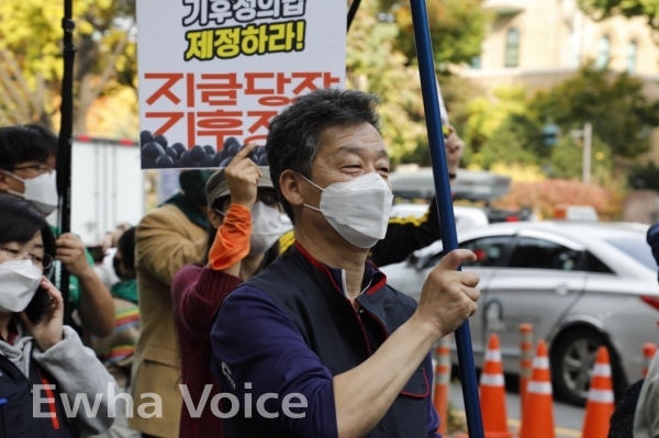 Lee Jung-Hee, policy director of Korean Confederation of Trade Unions,participating in a protest. Photo provided by Lee Jung-Hee