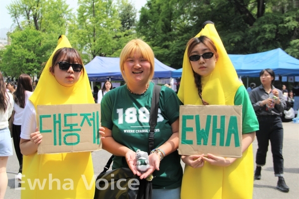 Students wear Ewha Green colored clothes to fully enjoy the festival withEwha spirit. Photo by Juanita Herrera Padilla