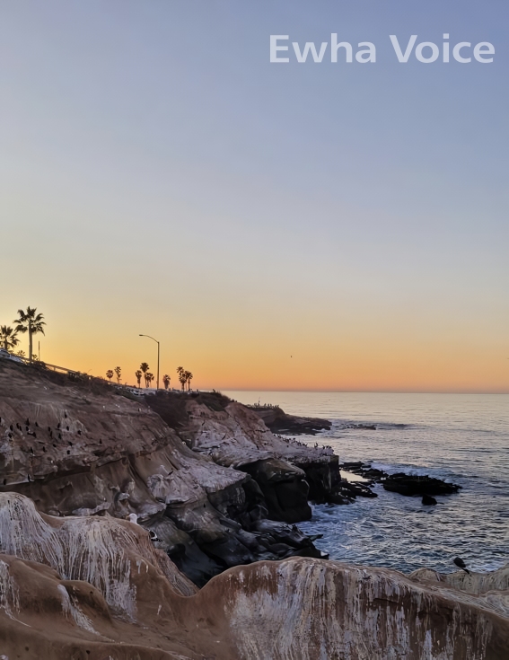 The majestic sunsets of La Jolla Cove draw in many locals and visitors, especially during the summer. Photo by Kim Minseo