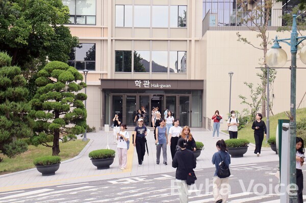 Students return to Hak-gwan in the 2023 fall semester following the completion of its renovations. Photo by Park Ye-eun