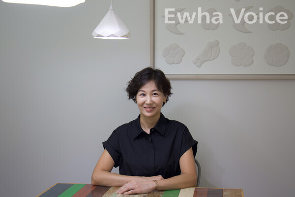 Lee Jung-eun shares her life story as a ceramic artist and her artistic values. Photo by Park Ye-eun