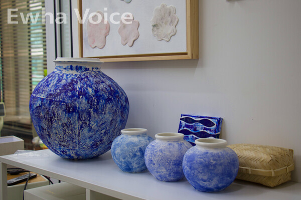Lee Jung-eun’s artwork contain the essence of traditional Korean pottery.  Photo by Park Ye-eun