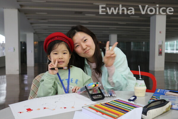 Ewha graduate Hong Kyung Sun and her daughter Yoon Seo Hyun share a special time drawing in the ECC Theater. Photo by Vaishnavi Tiwari