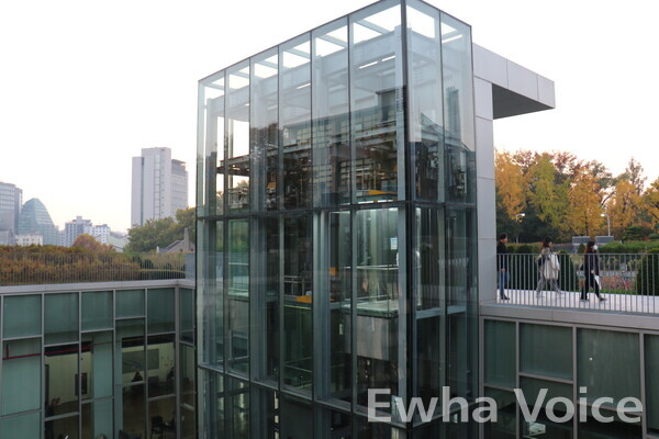 Elevators located in the Ewha Campus Complex raise many complaints due to their frequent malfunctions and lengthy maintenance periods. Photo by Vaishnavi Tiwari