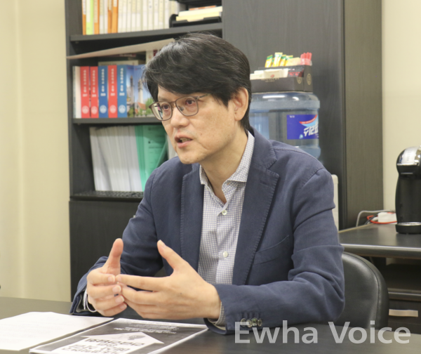 Professor Seung-Hyun Chun from Sejong University’s Department of Physics & Astronomy explains the consequences of the government’s R&D reduction in basic research. Photo by Park Ye-eun