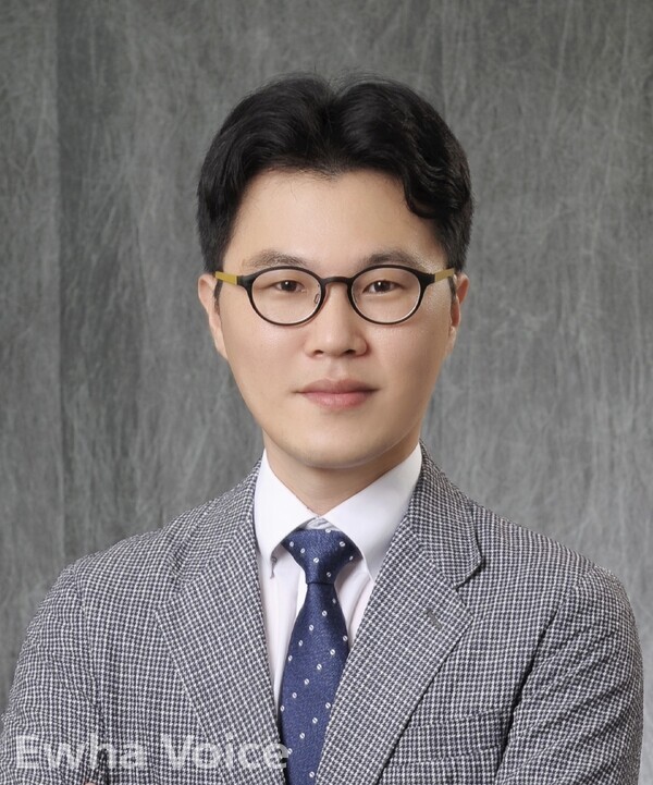 Professor Im Soo Hyun from Hanyang University shares opinions reflecting upon his experience as an elementary school teacher. Photo provided by Im Soo-hyun