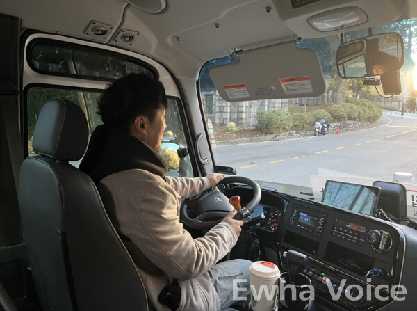Jeon Hyo Seok, a shuttle bus driver who has worked in Ewha for 10 years, puts constant effort into providing safe rides around campus. Photo by Kim Min-jeong