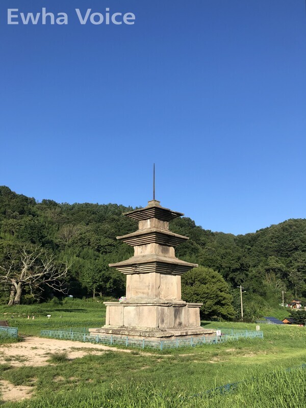 The Gameunsaji Pagoda rests on a tranquil hill nearby the East Sea. Photo by Jo Sungmin