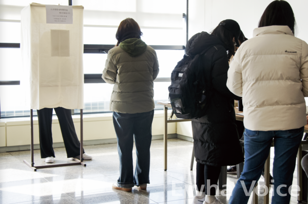 Students vote for the president of the 56th General Student Council. Photo by Sohn Chae Yoon